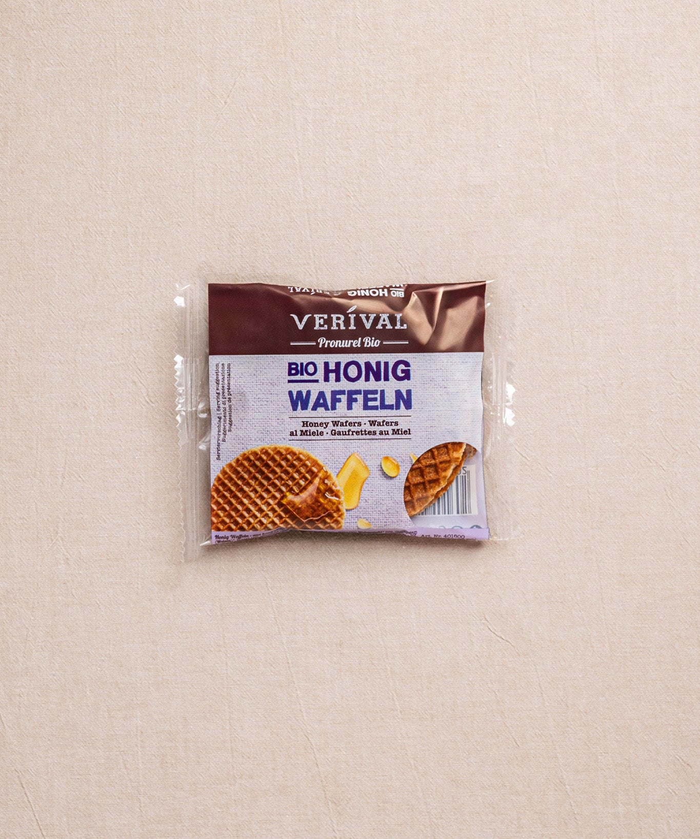 Wir präsentieren die Honig Waffeln von Verival Bio – einen süßen Snack, der als idealer Energielieferant dient. Die Verpackung zeigt Honigwaffeln mit einem Honiglöffel und betont die Bio-Zutaten.