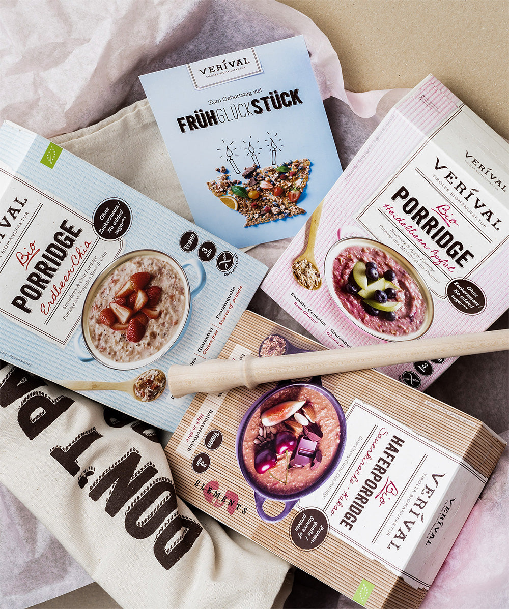 Das Verival Bio Set „Porridge Lover“ beinhaltet verschiedene vegane Porridge-Sorten ergänzt um einen Porridge-Rührstab aus Holz. Eine Baumwoll-Tragtasche und ein Infoheft mit dem Titel „Frühstück“ sind ebenfalls im Lieferumfang enthalten.