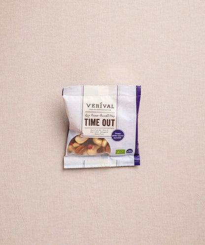 Ein Verival Bio GmbH Set "Protein Breakfast" Snack-Packung mit sichtbaren gemischten Nüssen, ideal für Bio-Sportnahrung oder ein proteinreiches Frühstück, platziert auf einer neutralen beigen Oberfläche.