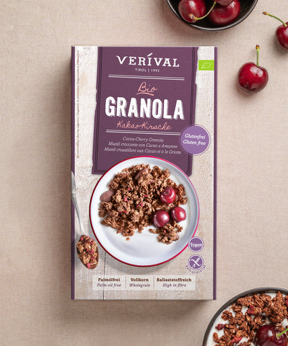Das Set "All I Want For Breakfast" der Verival Bio GmbH ruht auf einer hellen Unterlage, umgeben von Kirschen und einer Schale mit veganem Müsli - ein perfektes Frühstücksgeschenk für jeden Frühstücksliebhaber.
