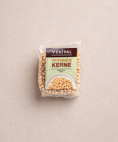 Die Bio-Pinienkerne von Verival Bio werden elegant vor einem neutralen Hintergrund präsentiert.